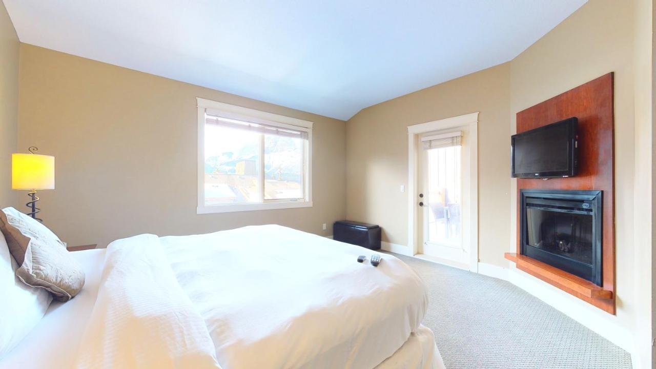 Spectacular Penthouse With Amazing Views, Indoor Pool And Hot Tub Hotel Canmore Eksteriør billede